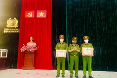 Hai cán bộ công an quận nhận bằng khen của Chủ tịch Ủy ban Nhân dân thành phố Hà Nội vì hành động dũng cảm. (Nguồn: Tuổi trẻ Thủ đô)