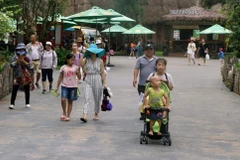 Khách du lịch tham quan Vinpearl Safari Phú Quốc tại đảo ngọc Phú Quốc (Kiên Giang). (Ảnh: Lê Huy Hải/TTXVN)