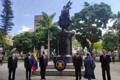 Trưởng Cơ quan đại diện ngoại giao các nước ASEAN tại Venezuela đặt vòng hoa tại Tượng đài Anh hùng dân tộc Venezuela Simon Bolivar. (Ảnh: TTXVN phát)