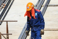 Công nhân làm việc tại công trường trong những ngày nắng nóng. (Ảnh: Thành Đạt/TTXVN)