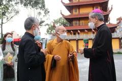 Hòa Thượng Thích Như Tín, Chứng minh Ban trị sự Giáo hội Phật TP. Hồ Chí Minh và Tổng Giám mục Giuse Nguyễn Năng (phải) cùng các đại biểu tại Việt Nam Quốc tự nhân dịp Đại lễ Phật Đản 2021-Phật lịch 2565. (Ảnh: Thanh Vũ/TTXVN)