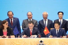 Thủ tướng Nguyễn Xuân Phúc chứng kiến ký Hiệp định Thương mại tự do giữa Việt Nam và Liên minh châu Âu. (Ảnh: Lâm Khánh/TTXVN)