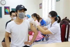 Tiêm vaccine Vero Cell của Sinopharm cho người dân. (Nguồn: TTXVN)