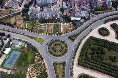 Nút giao thông Âu Cơ-Cầu Nhật Tân, Hà Nội vắng vẻ trong những ngày giãn cách. (Ảnh: Huy Hùng/TTXVN)