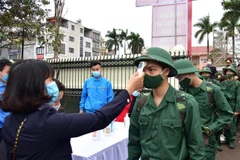 Các tân binh tuân thủ nghiêm các biện pháp phòng, chống COVID-19 tại lễ giao, nhận công dân nhập ngũ năm 2021. (Ảnh: TTXVN)