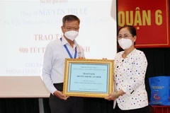  Bà Nguyễn Thị Lệ, Chủ tịch HĐND Thành phố Hồ Chí Minh thay mặt Thường trực HĐND Thành phố trao tặng 900 túi thuốc hỗ trợ gia đình cho Ban Chỉ đạo phòng, chống dịch COVID-19 quận 6. (Ảnh: Xuân Khu/TTXVN)