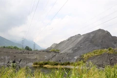 Bãi thải Gyps của Nhà máy DAP2 đang trong tình trạng quá tải. (Ảnh: Quốc Khánh/TTXVN)