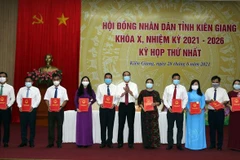 Trao kết quả xác nhận tư cách đại biểu HĐND tỉnh khóa X cho người trúng cử. (Ảnh: Lê Sen/TTXVN)