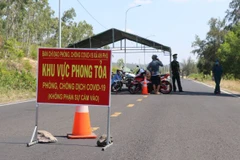 Thành phố Tuy Hòa lập 8 chốt an ninh kiểm soát tại các cửa ngõ ra vào thành phố. (Ảnh: Phạm Cường/TTXVN)