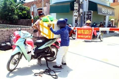 Hàng hóa và lương thực thực phẩm được cung cấp cho người dân 5 thôn tại xã Quỳnh Lập, thị xã Hoàng Mai, tỉnh Nghệ An đang bị phong tỏa. (Ảnh: Tá Chuyên/TTXVN)