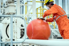 Người lao động trong Nhà máy Xử lý khí Nam Côn Sơn. (Nguồn: PV Gas)