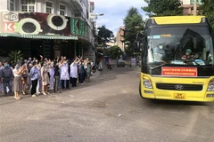 Đoàn y, bác sỹ Bình Định lên đường vào Thành phố Hồ Chí Minh hỗ trợ chống dịch. (Ảnh: Nguyên Linh/TTXVN)