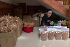 Người dân làm bánh nhãn Hồi Xuân tại huyện Quan Hóa, Thanh Hóa. (Ảnh: Nguyễn Nam/TTXVN)