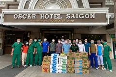 Đoàn y bác sỹ nhận quà, hàng hỗ trợ của đồng hương Thanh Hóa tại Thành phố Hồ Chí Minh. (Ảnh: TTXVN phát)