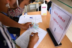 Người dân khai báo y tế. (Nguồn: TTXVN)