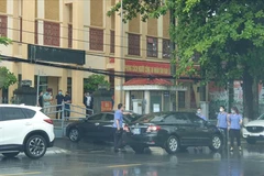 Đại diện Viện Kiểm sát Nhân dân Tối cao rời trụ sở Công an quận Đồ Sơn trưa 23/7. (Nguồn: Báo Lao động)