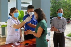 Cử tri đến tham dự hội nghị tiếp xúc cử tri thực hiện nghiêm quy định đeo khẩu trang, giữ khoảng cách và rửa tay sát khuẩn. (Ảnh minh họa. Nguồn: TTXVN)