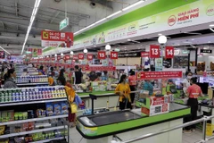 Khách hàng mua sắm tại siêu thị. (Ảnh: Trần Việt/TTXVN)