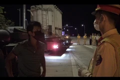 Lực lượng chức năng xử lý lái xe điều khiển phương tiện quá tải trọng. (Ảnh: Cục Cảnh sát giao thông)