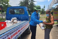 Tuổi trẻ Bạc Liêu trao các phần quà cho người dân có hoàn cảnh khó khăn trên địa bàn tỉnh do ảnh hưởng dịch COVID-19. (Ảnh: Nhật Bình/TTXVN)
