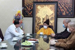 Ông Nguyễn Hồ Hải, Phó Bí thư Thành ủy Thành phố (đầu tiên bên trái) dẫn đầu đoàn đại biểu Thành phố tới thăm, chúc mừng Đại lão Hòa thượng Thích Đức Nghiệp, Phó Pháp chủ Hội đồng Chứng Minh Giáo hội Phật giáo Việt Nam (áo vàng) nhân đại lễ Phật đản năm