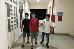 Di lý đối tượng Nguyễn Thành Nhật Minh sau khi bị bắt. (Ảnh: TTXVN phát)