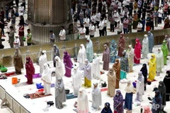 Người Hồi giáo ở Indonesia tham dự một buổi cầu nguyện. (Nguồn: AP)