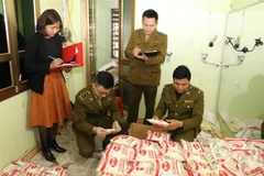 Lực lượng chức năng kiểm đếm số mỳ chính nghi giả nhãn hiệu Ajinomoto. (Ảnh: Đức Phương/TTXVN)