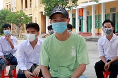 Lấy mẫu xét nghiệm cho học sinh và thầy cô giáo Trường Trung học phổ thông Lê Quý Đôn, huyện Trực Ninh, tỉnh Nam Định. (Ảnh: Văn Đạt/TTXVN)