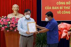 Ông Nguyễn Tiến Hải, Bí thư Tỉnh ủy, Chủ tịch Hội đồng Nhân dân tỉnh Cà Mau trao Quyết định của Ban Bí thư về việc chuẩn y ông Phạm Thành Ngại, Bí thư Thành ủy Cà Mau giữ chức Phó Bí thư Tỉnh ủy Cà Mau nhiệm kỳ 2020-2025. (Ảnh: Kim Há/TTXVN)