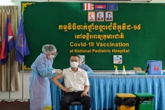 Đại sứ Việt Nam tại Campuchia Vũ Quang Minh tham gia tiêm vaccine AstraZeneca. (Ảnh: Nguyễn Hùng/Vietnam+)