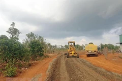 San ủi, mở rộng đường phục vụ vận chuyển máy móc, trang thiết bị thi công điện gió tại xã Thuận Hà, huyện Đắk Song, tỉnh Đắk Nông. (Ảnh: Ngọc Minh/TTXVN)