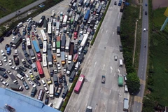 Hàng trăm chiếc xe ùn tại trạm thu phí Pháp Vân-Cầu Giẽ. (Ảnh: Huy Hùng/TTXVN)