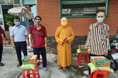 Các chư tăng quận 11, Thành phố Hồ Chí Minh tặng nhu yếu phẩm cho người dân nghèo gặp khó khăn do dịch COVID-19. (Ảnh: TTXVN phát)