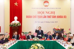 Đại biểu biểu quyết tại Hội nghị. (Nguồn: Trang thông tin điện tử Mặt trận Tổ quốc Việt Nam)