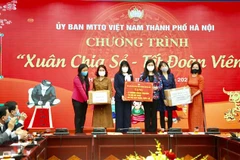 Trao tặng quà học sinh đang thực hiện cách ly tại trường tiểu học Xuân Phương, Hà Nội. (Ảnh: TTXVN phát)