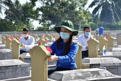 Đoàn viên thanh niên tỉnh Hà Tĩnh dâng hoa lên mộ các liệt sỹ tại Nghĩa trang Liệt sỹ huyện Kỳ Anh. (Ảnh: Hoàng Ngà/TTXVN)