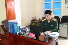 Thượng úy Nguyễn Khắc Phong nghiên cứu khoa học. (Ảnh: Mạnh Minh/TTXVN)