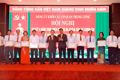 Ông Nguyễn Trọng Nghĩa, Bí thư Trung ương Đảng, Trưởng Ban Tuyên giáo Trung ương trao Bằng khen của Ban Thường vụ Đảng ủy Khối tặng thưởng các tập thể có thành tích xuất sắc. (Ảnh: Tá Chuyên/TTXVN)