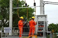 Công nhân Tổng Công ty Điện lực thành phố Hà Nội vận hành cung cấp điện. (Ảnh: Ngọc Hà/TTXVN)