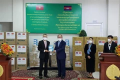 Đại sứ Vũ Quang Minh đại diện Việt Nam (trái) bàn giao máy thở, vật tư y tế hỗ trợ Campuchia chống dịch COVID-19 cho Bộ trưởng Bộ Y tế Campuchia. (Ảnh: Nguyễn Vũ Hùng/TTXVN)