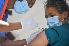 Nhân viên y tế tiêm vaccine phòng COVID-19 cho người dân tại Addis Ababa, Ethiopia, ngày 13/3/2021. (Ảnh: THX/TTXVN)