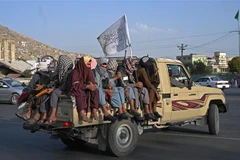 Các tay súng Taliban tuần tra trên đường phố ở Kabul, Afghanistan, ngày 23/8/2021. (Ảnh: AFP/TTXVN)