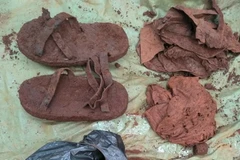 Các di vật tìm được trong quá trình quy tập hài cốt liệt sỹ. (Ảnh: K GỬIH/TTXVN)