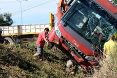 Đưa chiếc xe bị nạn ra khỏi hiện trường. (Ảnh: Nguyễn Dũng/TTXVN)