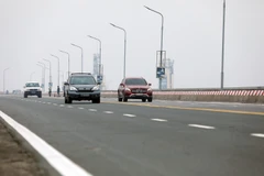 Các phương tiện bắt đầu được đi lại trên cầu Thăng Long từ ngày 7/1/2021. (Ảnh: Phan Tuấn Anh/TTXVN)