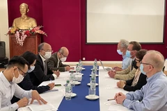 Đại sứ Việt Nam tại Pháp (thứ hai bên trái) làm việc với đại diện Liên đoàn y tế Pháp-Việt ngày 6/8 tại Paris. (Ảnh: Thu Hà/Vietnam+)