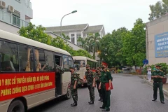 Các y, bác sỹ của Viện Y học cổ truyền Quân đội lên đường làm nhiệm vụ. (Nguồn: Vietnam+)