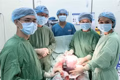 Các bác sỹ thực hiện ca phẫu thuật thành công. (Ảnh: TTXVN phát)