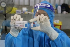 Tiêm vaccine phòng COVID-19 cho người già có hoàn cảnh neo đơn đang sinh sống tại Trung tâm Dưỡng lão Thị Nghè. (Ảnh: TTXVN phát)